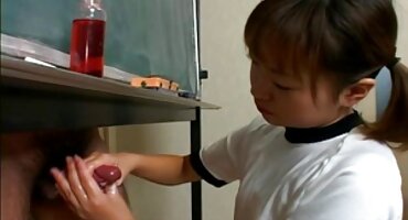 sex xác minh Cô xxx học sinh gái mặc quần áo trần truồng trên giường.